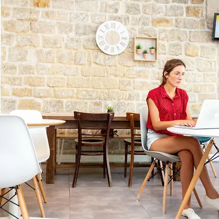 蒙马特丽晶嘻哈旅舍