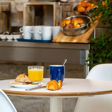 蒙马特丽晶嘻哈旅舍 旅馆 *