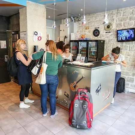 蒙马特丽晶嘻哈旅舍